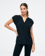 Afbeelding in Gallery-weergave laden, SURKANA Short sleeve V-neck blouse. Black
